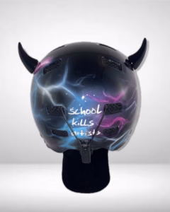 Ski Helm mit magnetischen Hörnern und einer Airbrush Lackierung. Ansicht hinten.