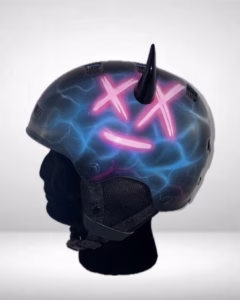 Ski Helm mit magnetischen Hörnern und einer Airbrush Lackierung. Ansicht links.