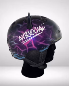 Ski Helm mit magnetischen Hörnern und einer Airbrush Lackierung. Ansicht rechts.