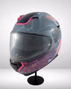 Motorradhelm mit Airbrush Lackierung: Streetart vs. Japan. Ansicht schräg vorne.