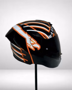 Airbrush Helm Lackierung im Maverick Design, KTM Farben. Ansicht seite.