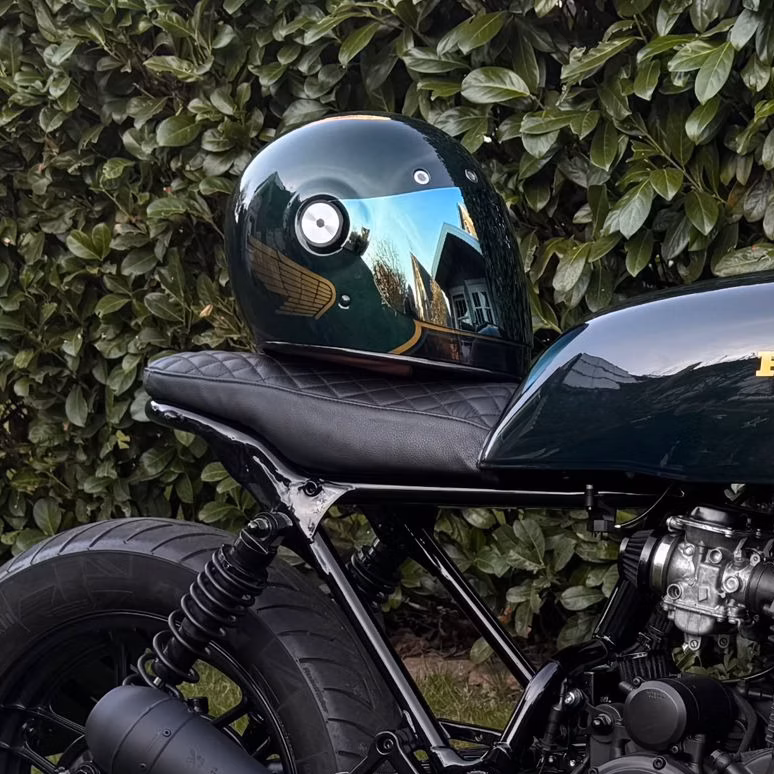 Honda Custom Bike mit passend lackiertem Motorrad Helm